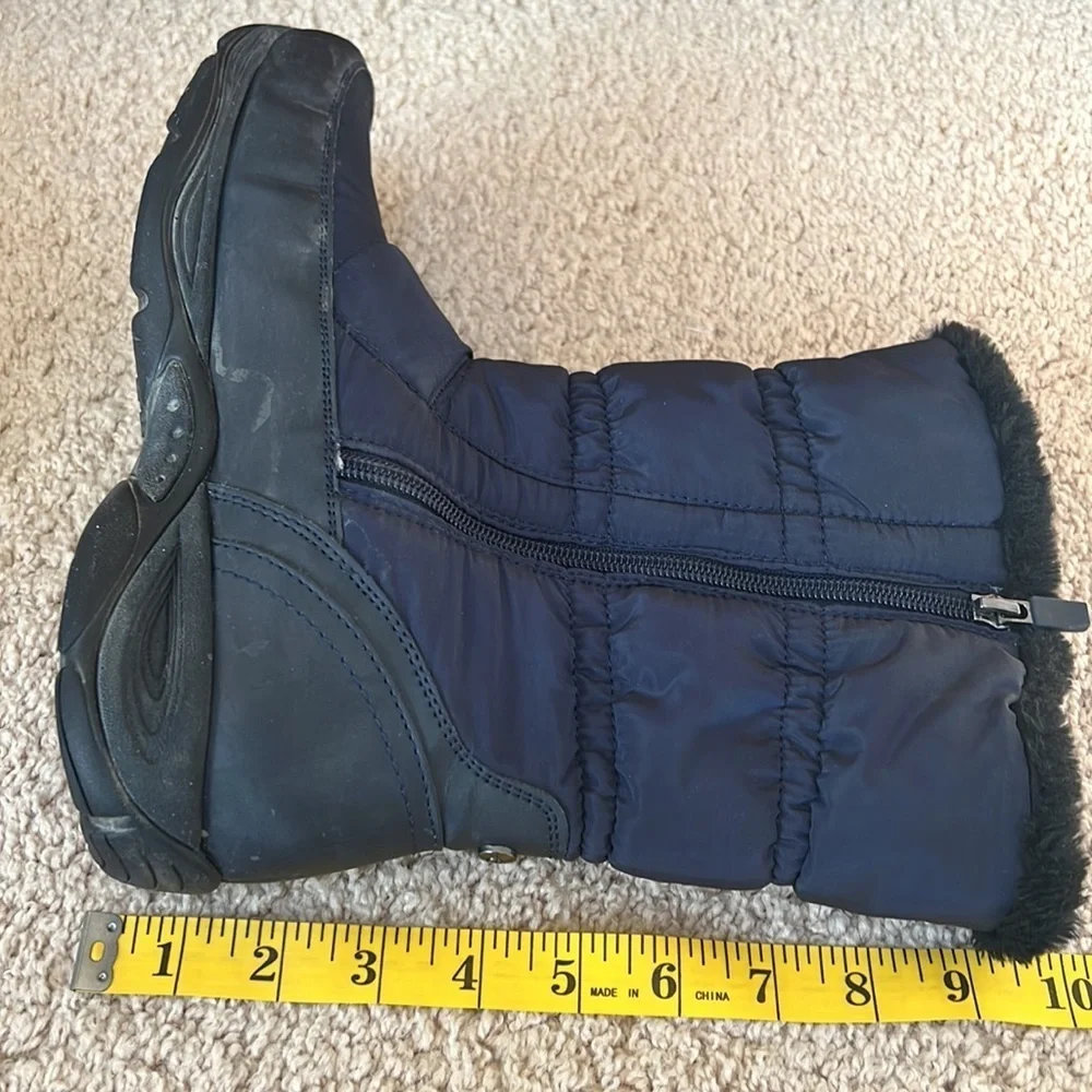 Easy Spirit SZ 9M dark blue faux fur lined water resistant ankle boots.